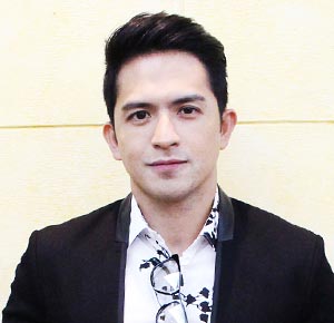 Dennis Trillo receives Dekada Award at the 30th PMPC Star Awards for Movies | GMANetwork.com - Entertainment - Home of Kapuso shows and stars - Articles - dennis_trillo_receives_dekada_award_at_the_30th_pmpc_star_awards_for_movies_1393326879