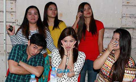 fans_visit_the__mundo_mo_y_akin__set_fans_visit_the__mundo_mo_y_akin