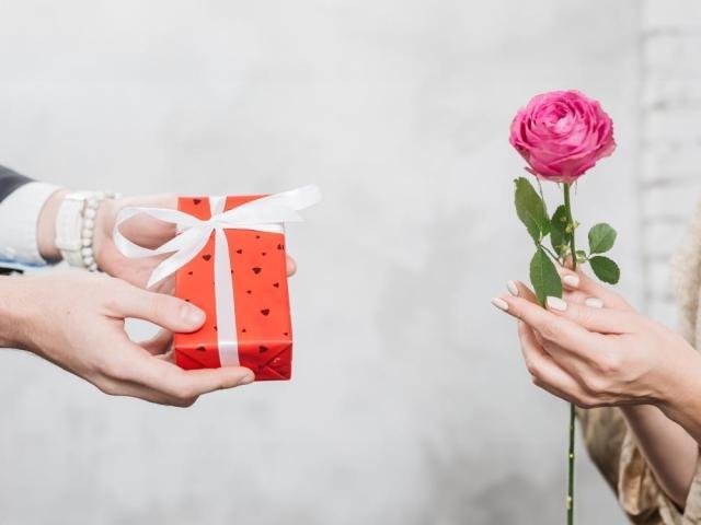 partners giving gift on valentines day