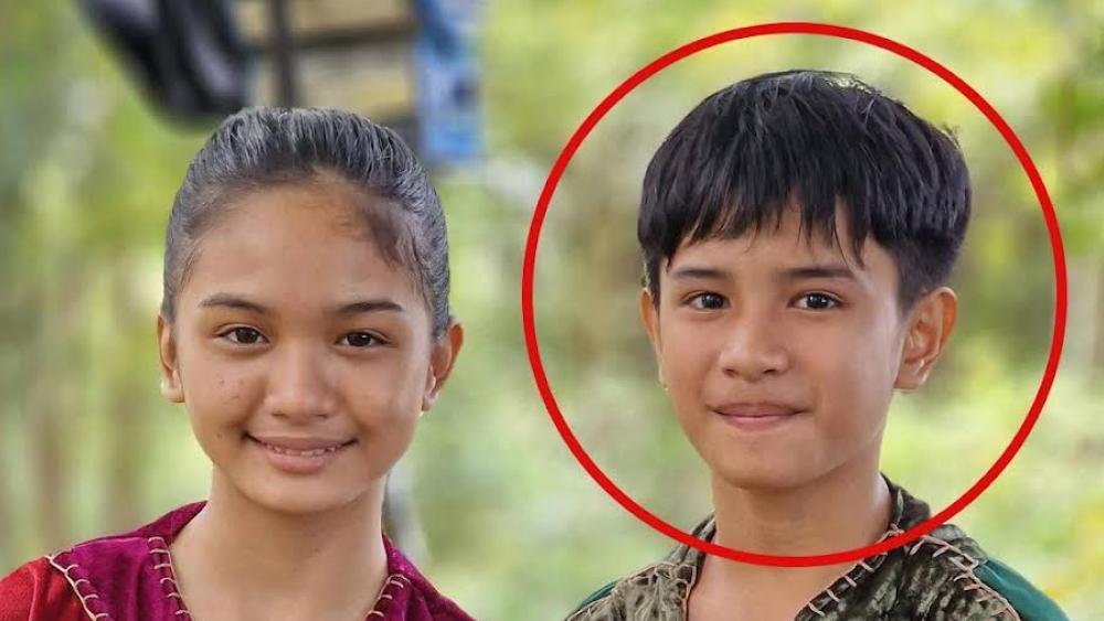ドラマ出演時のアンジェロ・テベス。写真では右側の少年が赤い円で囲まれている