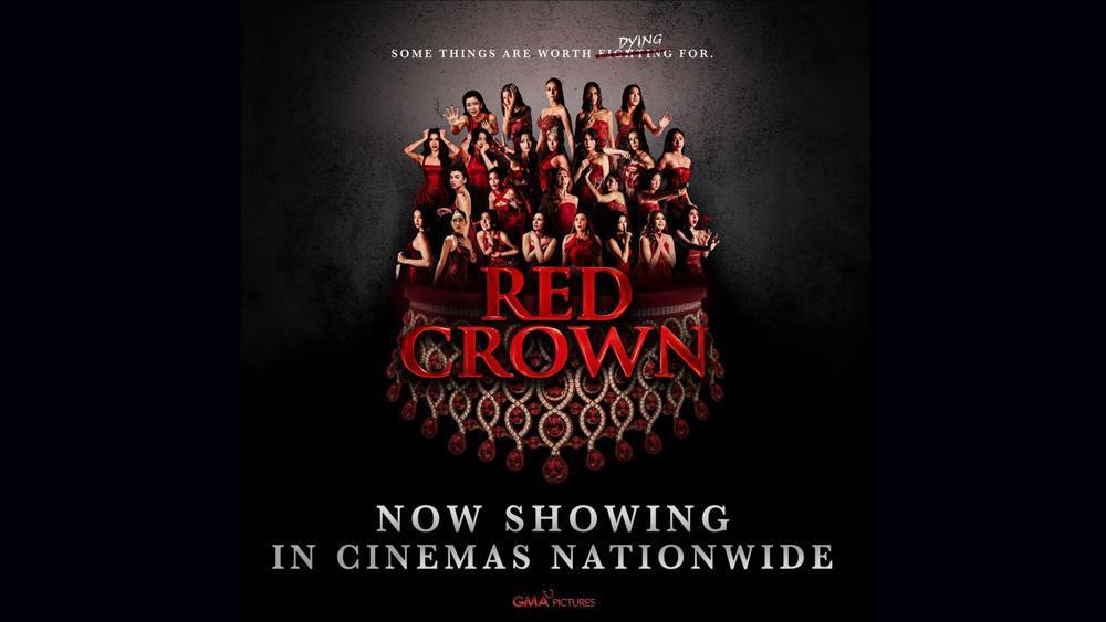 映画『Red Crown』の出演者たちをあしらい、「全国の映画館で上映中」と告知するポスター