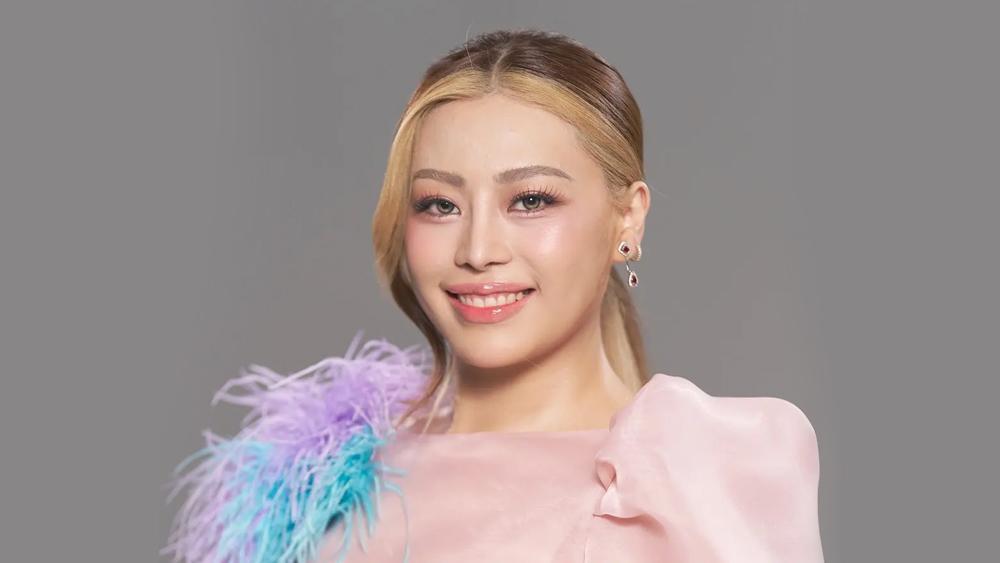 GMA Entertainmentの記事に掲載されたBela Arcalのポートレート