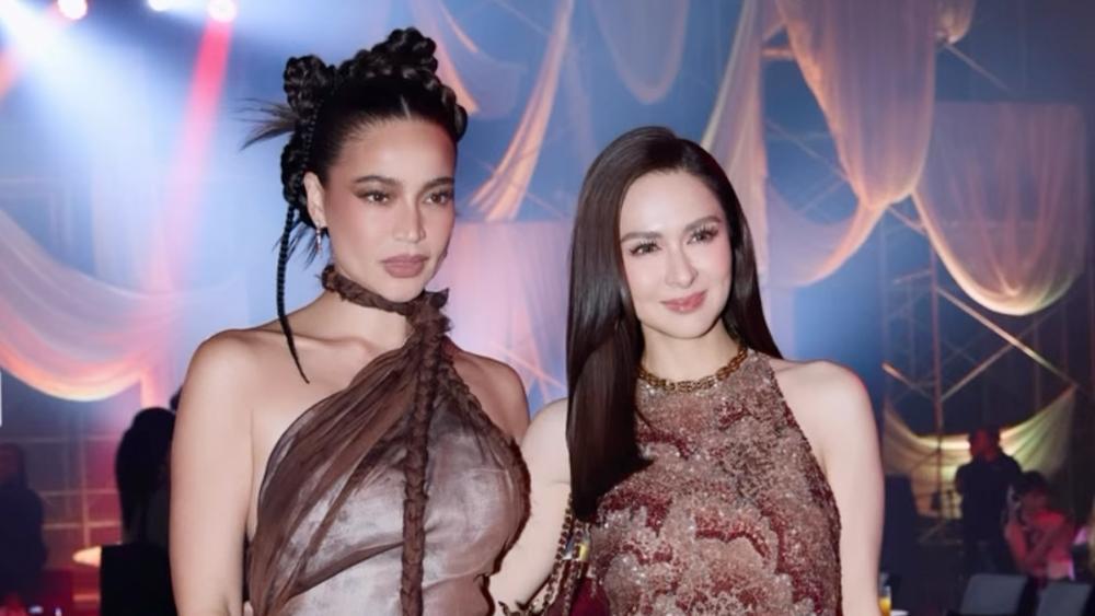 Marian Rivera presents Preview Style Icon award to Anne Curtis