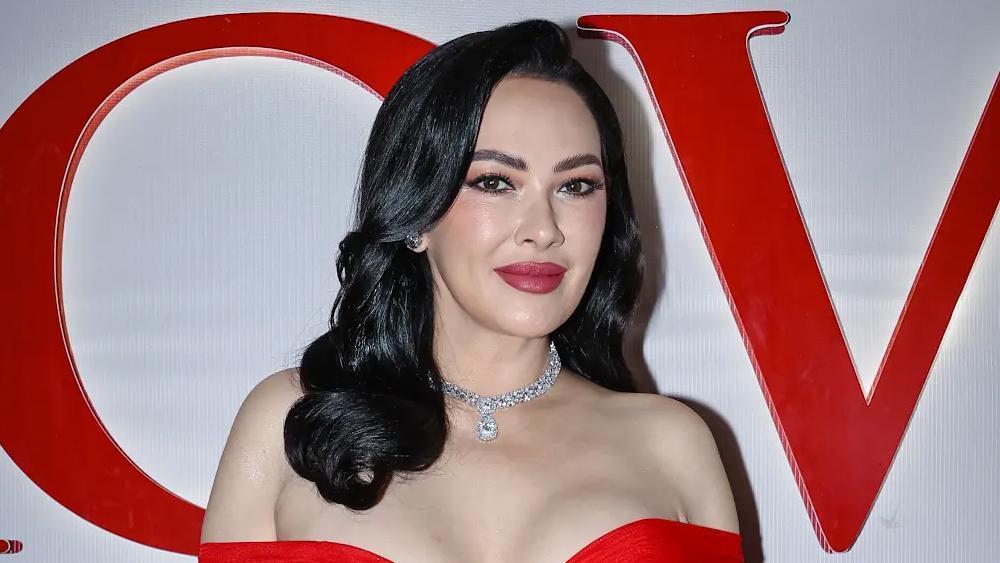 赤いドレス姿でイベントに出席したRuffa Gutierrez