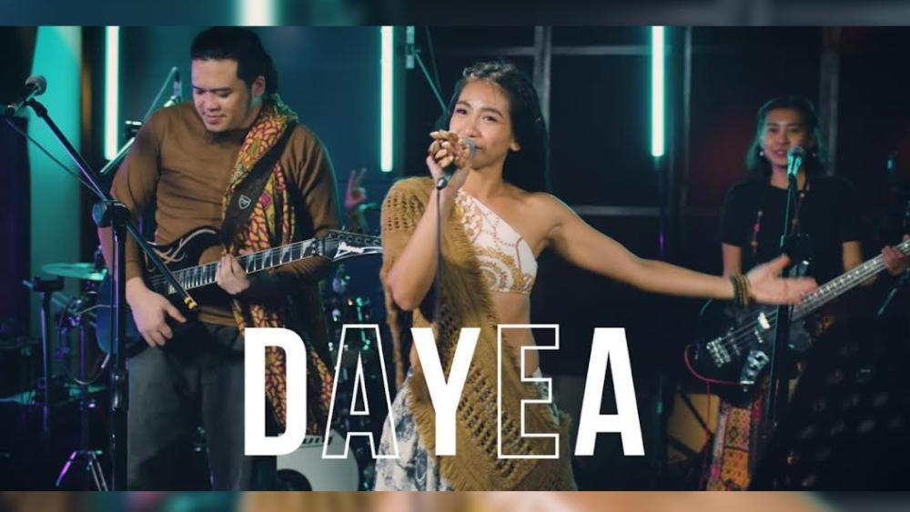 ステージで演奏するフィリピンのバンドDayea