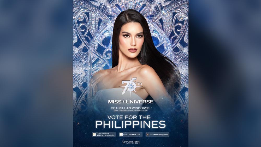 ミス・ユニバースの装飾を背景にしたBea Millan-Windorskiの投票呼びかけポスター。フィリピン代表への投票方法が記されている。
