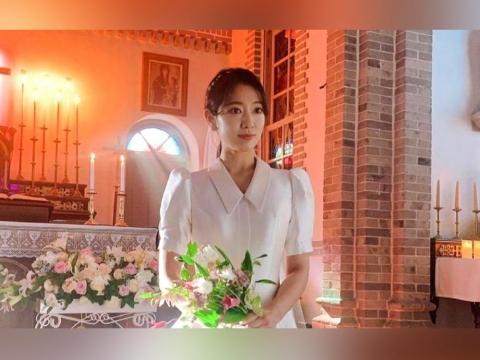 Park Shin-hye reveals her wedding photos