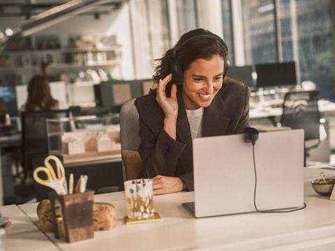 New office gadgets offer AI-driven tech
