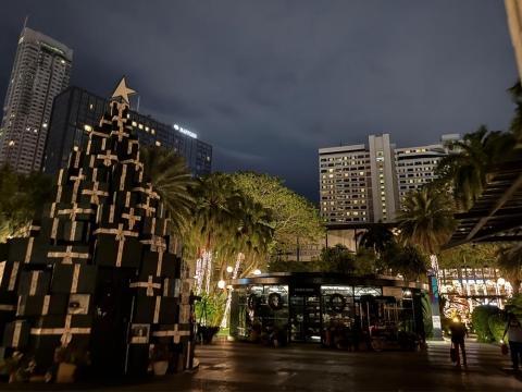 Malls shorten hours in response to the national energy emergency
