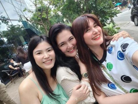 Bea Alonzo reunites with her Thursday Barkada girls Dimples