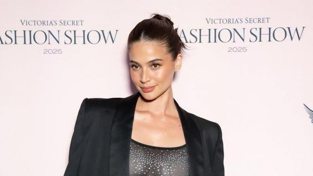 Anne Curtis stuns in sultry ensemble at the Victoria's Secret fashion show