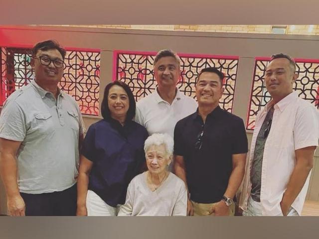 Ariel Rivera with mother Fanny and siblings