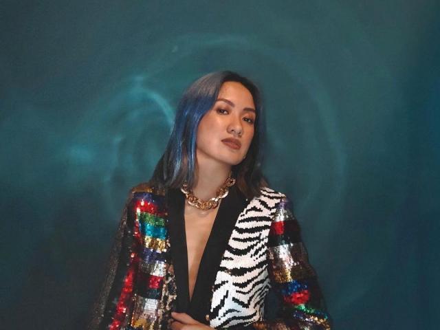 laureen uy selfies at home