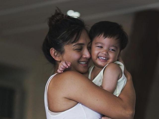 pregnant iya villania shows stretch marks