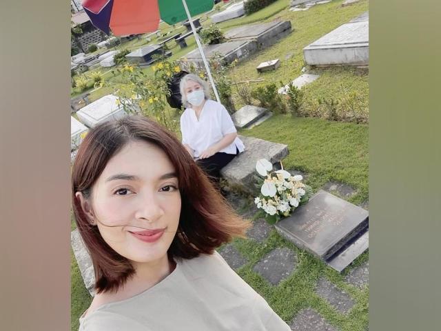 Ina Feleo at Laurice Guillen sa puntod ng namayapang aktor na si Johnny Delgado