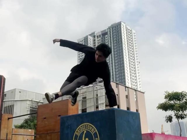 Miguel Tanfelix tries parkour
