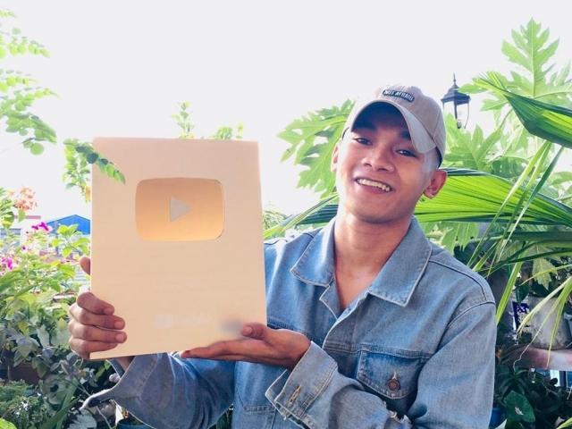 Jong Madaliday holding the YouTube Silver Play Button