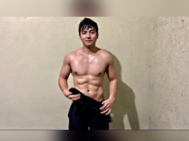 Jak Roberto ripped abs