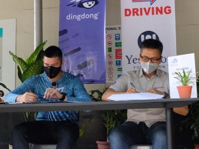 Dingdong Dantes with DingDongPH business partners