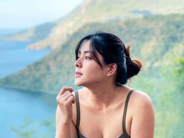 Shaira Diaz watches Crash Landing On You