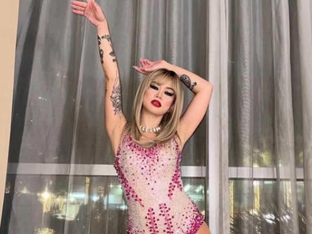 Tuesday Vargas as Taylor Swift