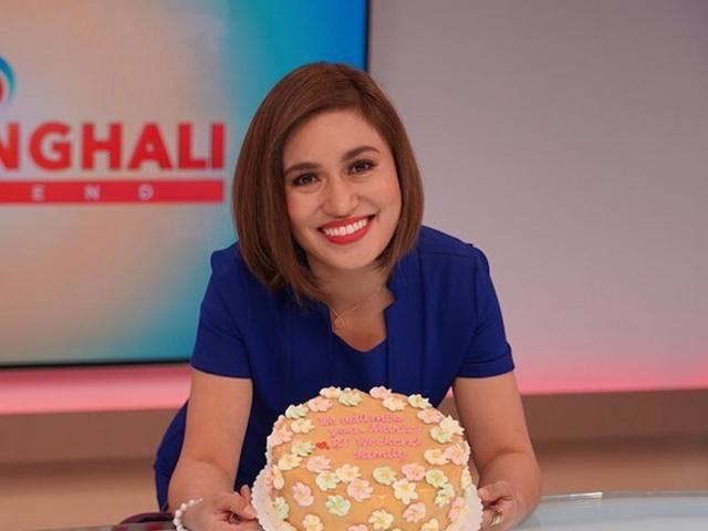 Mariz Umali holding a cake