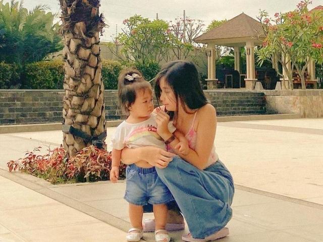 Sofia Pablo with her baby sister, Ysabela Kendra Pablo