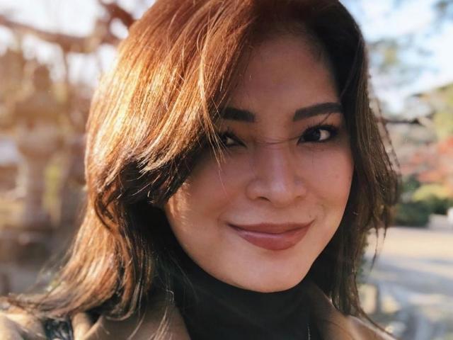 Angel Locsin sets up sleeping tents for health workers