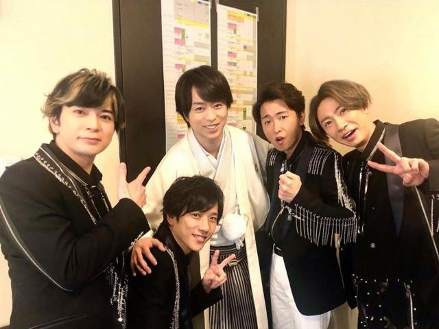 Arashi reads The Battle of Monkey and Crab