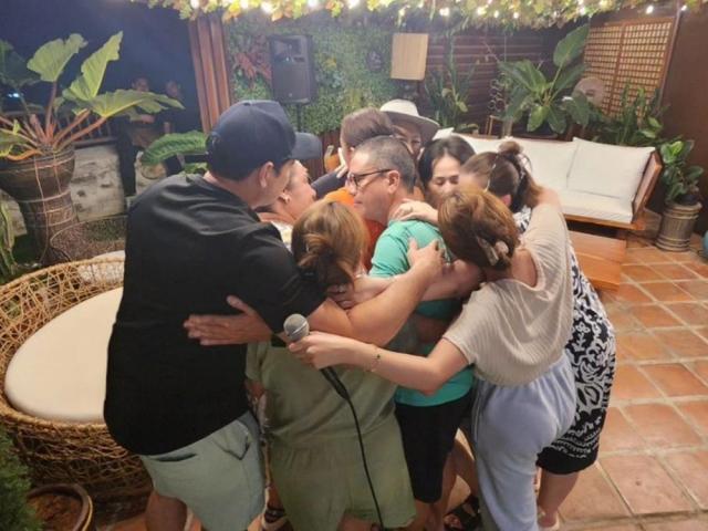 Pepito Manaloto cast group hug