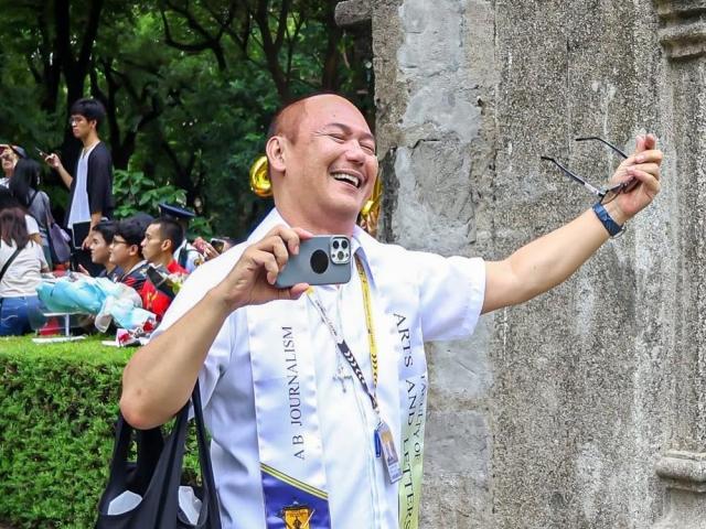 Journalist Roberto Solis graduates from college