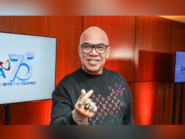 Boy Abunda contract signing renewal with GMA Network