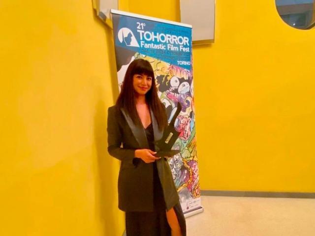 glaiza de castro holding a trophy