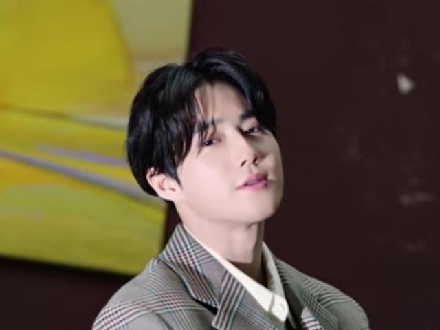 Suho reads fan comments