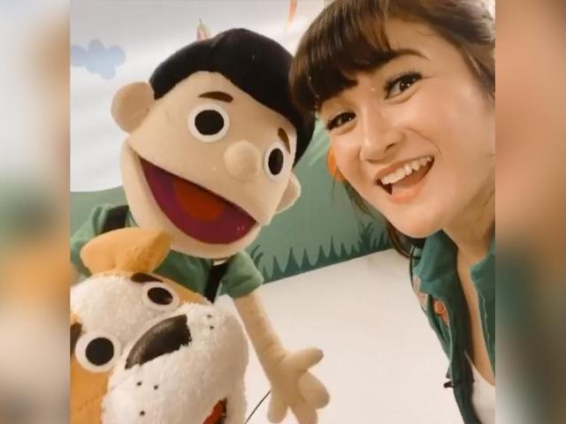 Camille Prats with puppets benjie and penpen