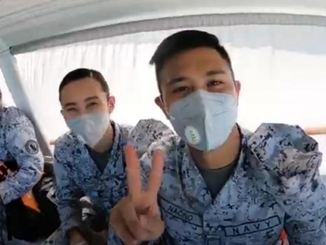 Melissa Gohing and Rocco Nacino riding a boat