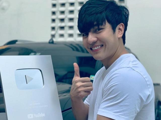 Jak Roberto receives YouTube Silver Play Button
