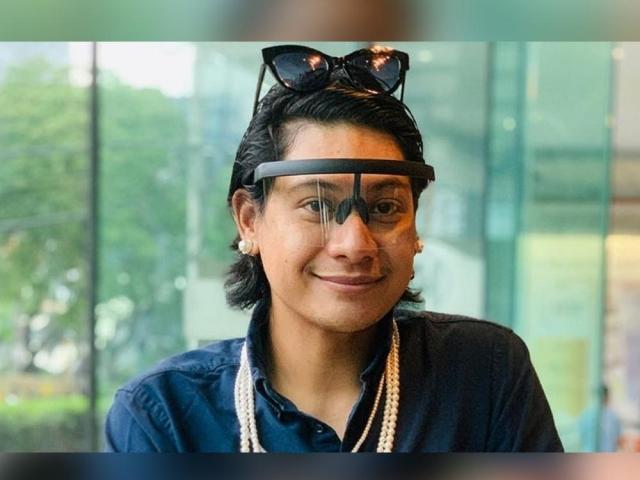 Macoy Dubs as Aunt Julie