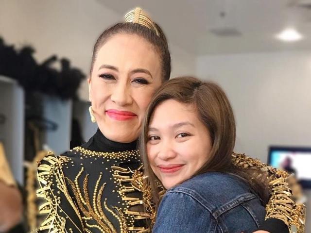 Aiai delas Alas hugging Sophia delas Alas