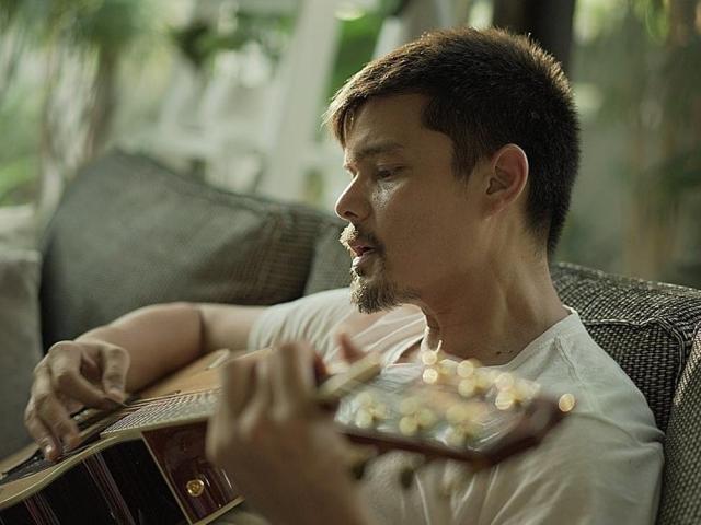 Dingdong Dantes plays guitar