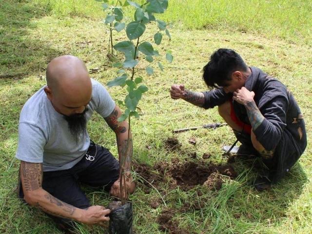 Former Yano vocalist Dong Abay with Slapshock bassist Lee Nadela