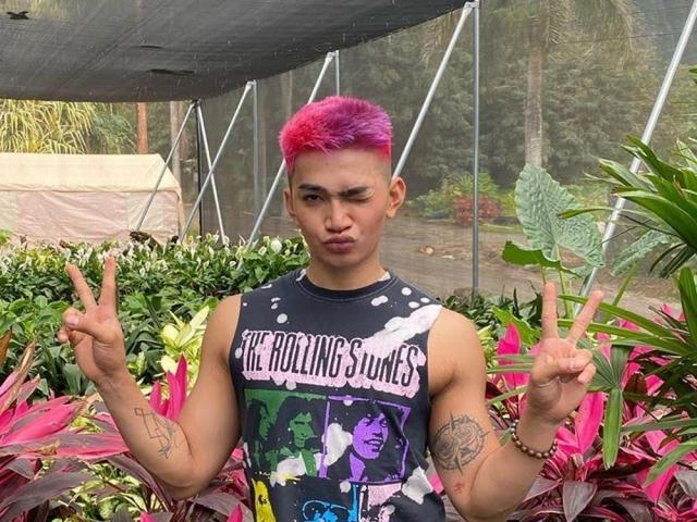 Bretman Rock in his home garden