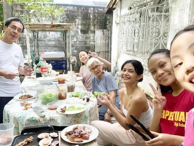 Bianca Umali eating with family