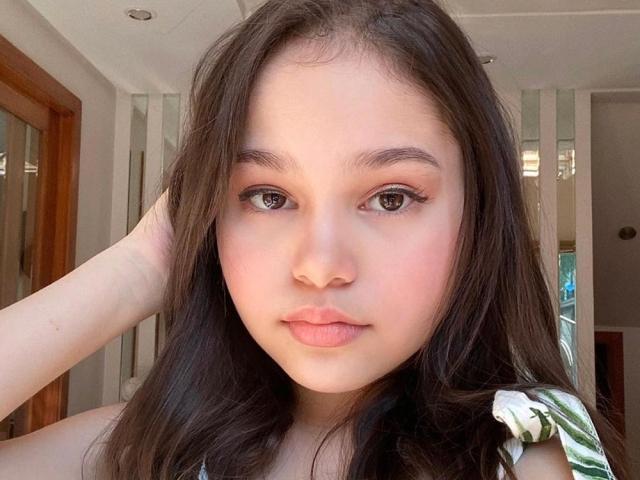 mona louise rey fans rave about her selfie