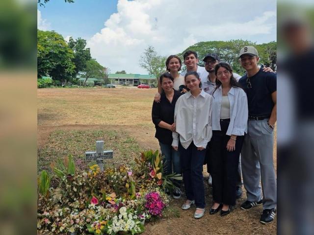 Lotlot de Leon with family 