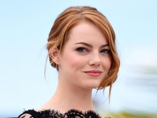 Emma Stone postpones wedding