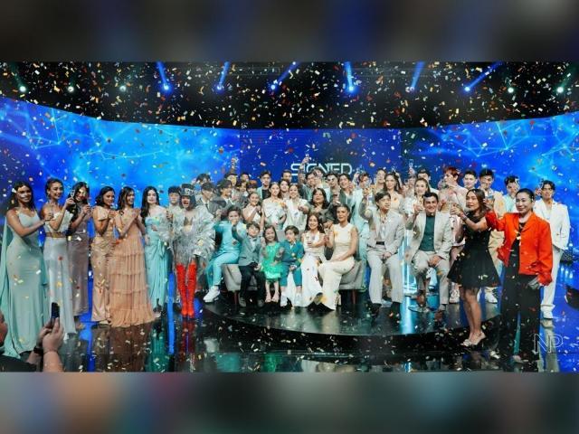 sparkle signed for stardom