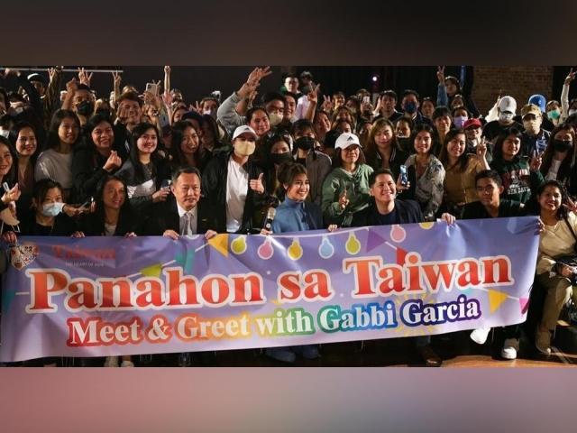 Gabbi Garcia with the Filipino community in Taiwan