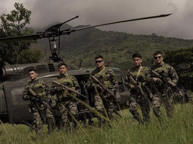 Descandants of the Sun stars Dingdong Dantes Rocco Nacino Jon Lucas Prince Clemente Lucho Ayala