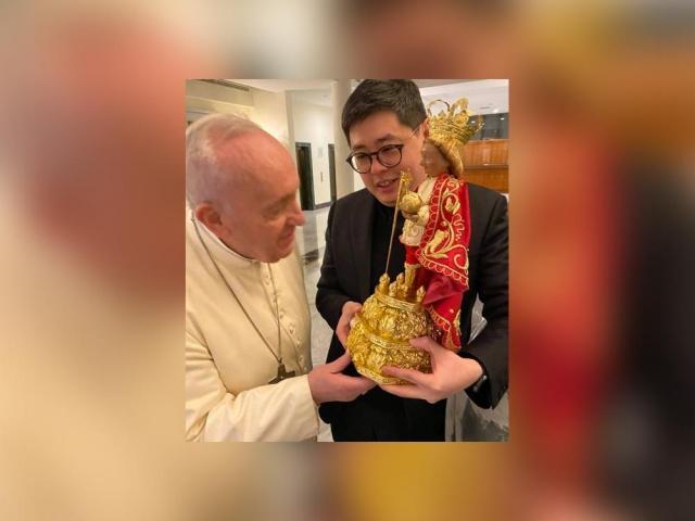Pope Francis with an image of Santo Niño de Cebu